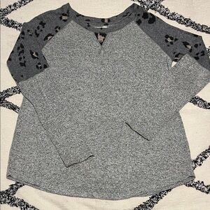 Maurices 24/7 Gray with Animal Print Pullover Size M